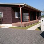 平屋造で広いウッドデッキが有るお家